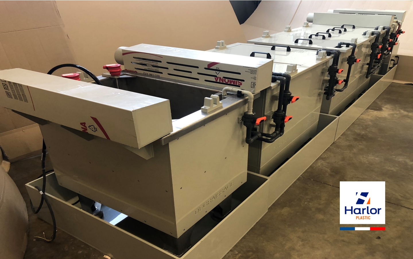 HARLOR PLASTIC - CUVE POUR TRAITEMENT DE SURFACES DES METAUX - LIGNE MANUELLE DE TRAITEMENT DE SURFACES PAR ANODISATION