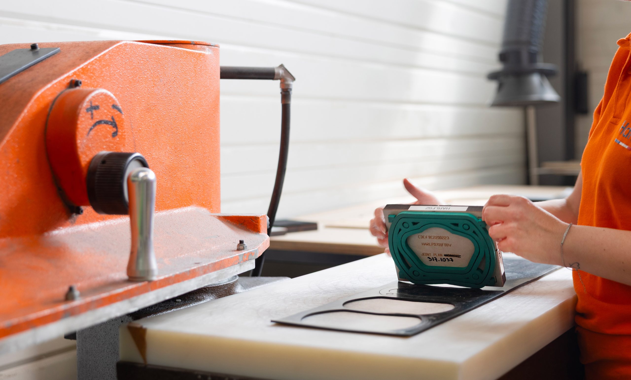 Découpe de joints d'étanchéité industriel