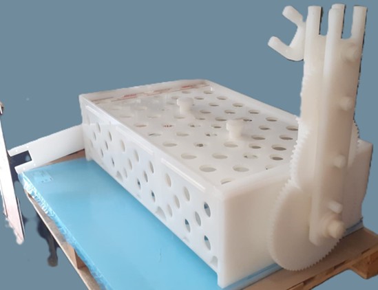 Conception sur-mesure : panier en PVDF pour traitement de surface des métaux